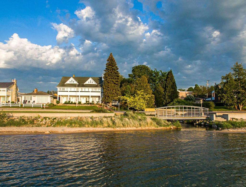 Inn At Beulah Beach On Crystal Lake Kültér fotó