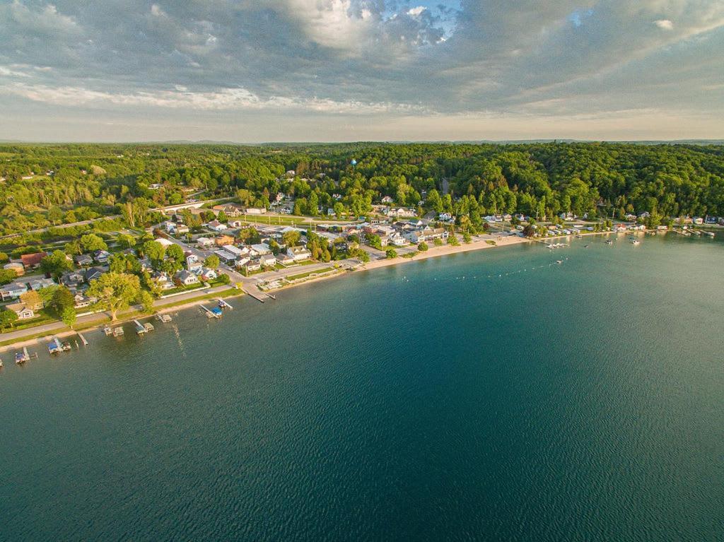 Inn At Beulah Beach On Crystal Lake Kültér fotó
